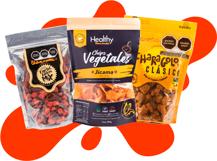 Tres paquetes de snacks saludables sobre fondo naranja.