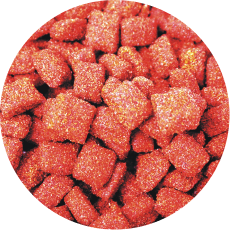 Un montón de cheetos rojos en un círculo sobre un fondo negro.