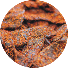 Un primer plano de un montón de chiles secos.