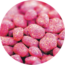 Un montón de ositos de goma rosados en un círculo.